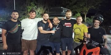 Млади хора от Варна спасиха бедстващо бебе коте, паднало в отводнителна тръба