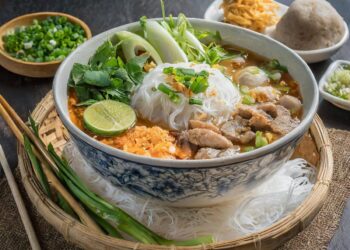 Том Ям — легендарната люто-кисела супа и емблема на тайландската кухня