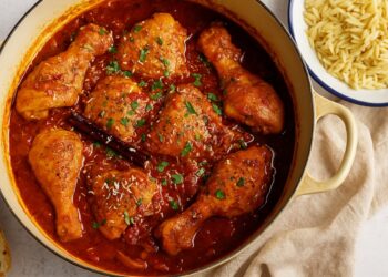 Капама с пиле и канела – ароматна рецепта с вино и мед за уютна вечеря