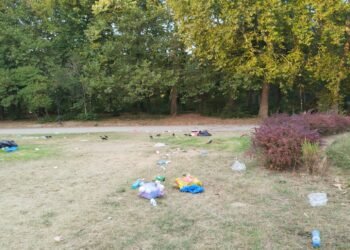 Празникът на Варна свърши, но боклуците останаха в Морската градина (СНИМКИ)