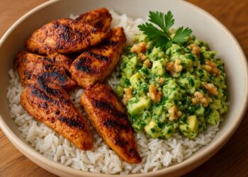 Бърза и вкусна рецепта: Пилешко с пушен пипер и орехово-авокадов сос