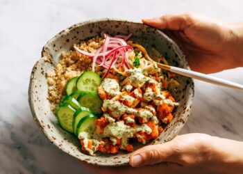 Най-вкусната рецепта за пилешки купички тикка с ментов сос – адаптирана за български вкус