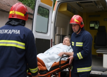 Пожарникари в Шуменско оказаха помощ за транспортиране на тежко болни хора