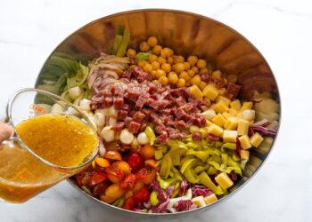 ЛА Чоп салата по български – свежа лятна рецепта с луканка, сирене и лимонов дресинг