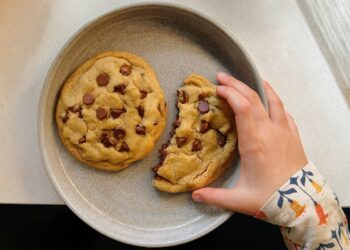Две огромни шоколадови бисквити – лесна рецепта за домашен десерт с парченца шоколад