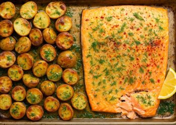 Рецепта за сочна сьомга с картофи на фурна с копър – лесна и бърза вечеря за цялото семейство