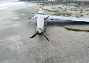 Специализиран екип от ВМС изпълни задача по разузнаване и транспортиране на летателния апарат, открит на плажа в Бургас