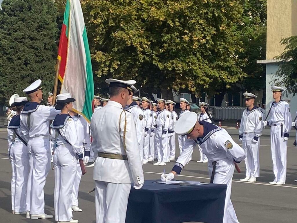 Нови курсанти от ВВМУ „Н. Й. Вапцаров“ във Варна полагат военна клетва пред близки, гости и официални лица по време на тържествена церемония