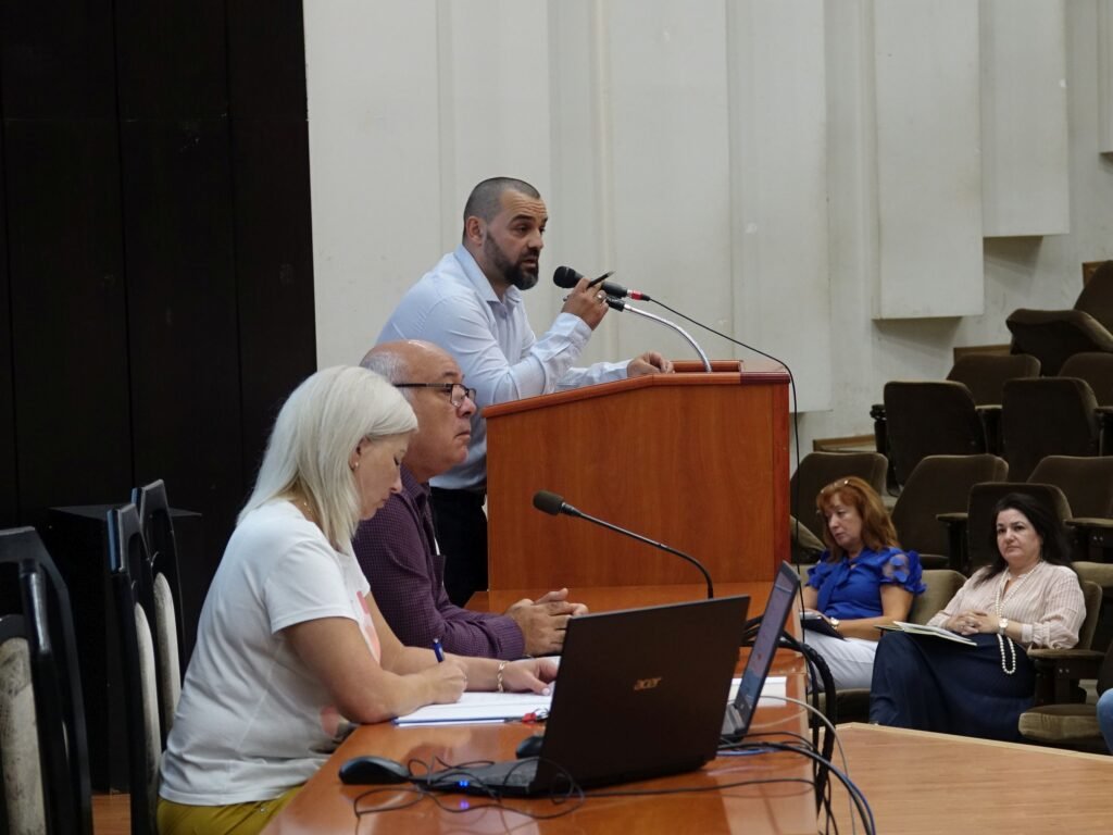 Зам.-кметът на Варна Илия Коев по време на заседанието за кризата с боклука