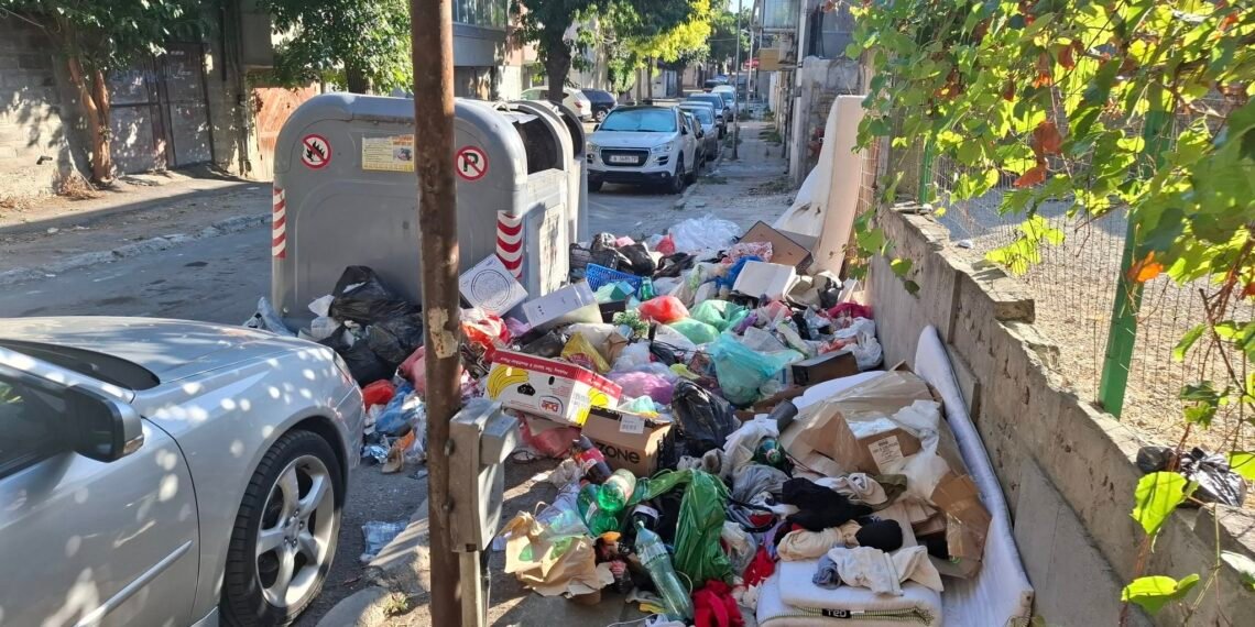 Препълнени контейнери с боклук във Варна – август 2025