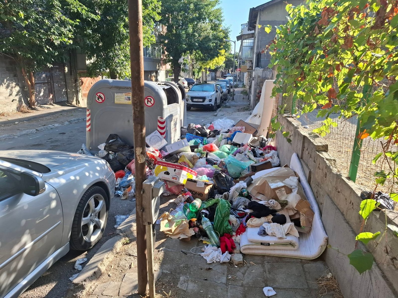Препълнени контейнери с боклук във Варна – август 2025