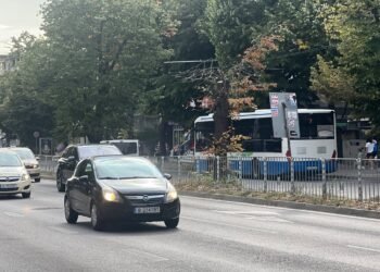 Шофьор на градски автобус мина на червено във Варна, по чудо не отнесе пресичащи пешеходци