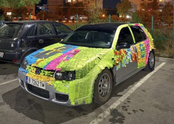 Любовно послание или закачка? Кола осъмна облепена с цветни листчета във “Владиславово”