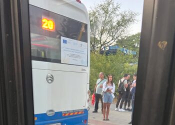 Възрастен човек пострада, докато слиза от автобус във Варна