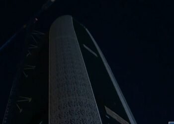 Опасно селфи: Деца се покатериха на строителен кран (ВИДЕО)