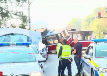 Неизвестен подкара оставен без надзор трамвай и се заби в подлез в София (ВИДЕО)