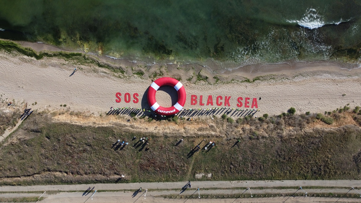 SOS Черно море: „Грийнпийс“ разпъна огромен спасителен пояс с призив срещу добива на нефт и газ