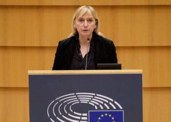 Елена Йончева призова Урсула да потвърди, че не е имало проблеми с полета ѝ до България