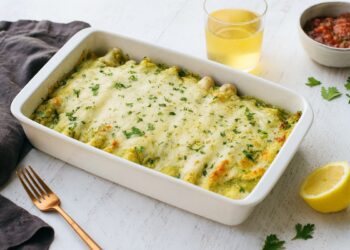 Енчиладас вердес по български – пилешко, кашкавал и сос от печени чушки