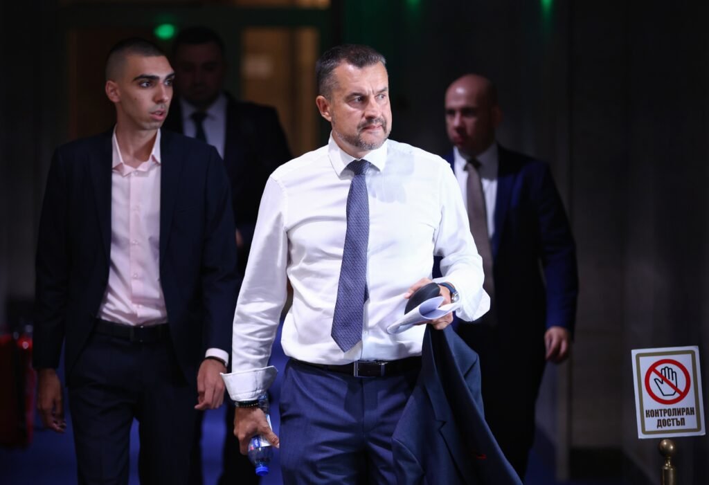 София (4 септември 2024) Народният представител Калоян Медодиев (в средата) - нечленуващ в парламентарна група, в кулоарите на Народното събрание, преди началото на новата пленарна сесия.