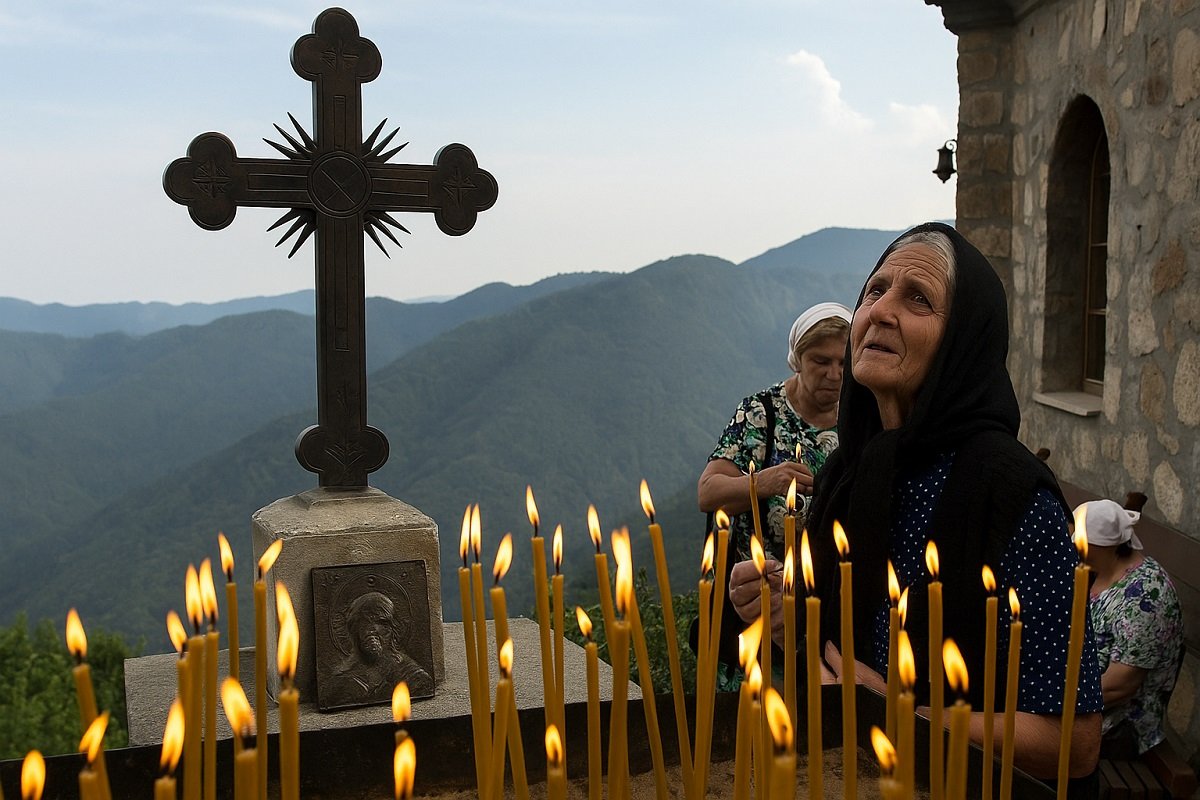 Православен християнски кръст, издигнат върху каменен параклис на Кръстова гора, облян в топла светлина и заобиколен от величествена природа
