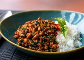 Пикантно пиле с босилек и ориз – бърза и вкусна рецепта за 25 минути.“