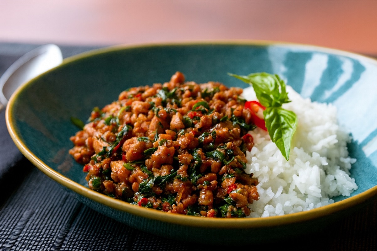 Пикантно пиле с босилек и ориз – бърза и вкусна рецепта за 25 минути.“