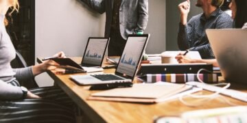 Графика или офис на бюро по труда, показваща активност на пазара на труда и хора, които подават документи за работа.