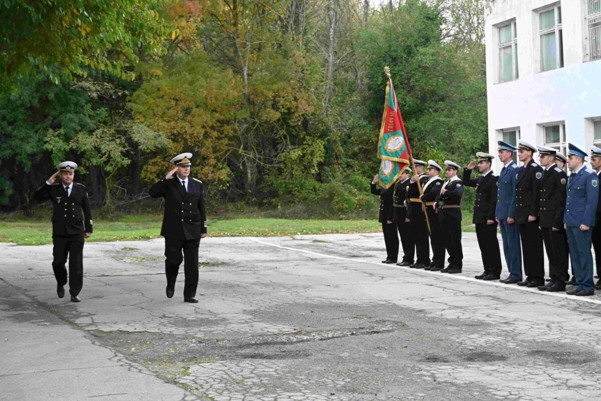 „Военноморски офицери по време на тържествен ритуал във варненската авиобаза „Чайка“ по повод 66 години от създаването на военноморската авиация на България.“