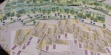 Откриха и иззеха фалшиви банкноти на стойност над 2600 лева и около 40 000 евро