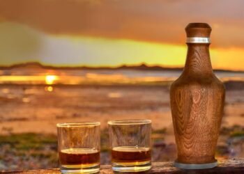 Майстор от Бяла изработва уникални дъбови бутилки за вино и ракия