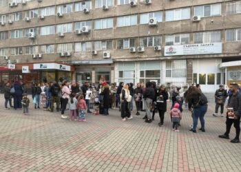 Родители и граждани излязоха на протест във Варна: Децата трябва да растат без страх (СНИМКИ/ВИДЕО)