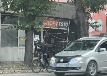 Повече от месец след като кола връхлетя в тотопункт по бул. “Мария Луиза”, помещението е като рана в градската среда