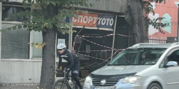 Повече от месец след като кола връхлетя в тотопункт по бул. “Мария Луиза”, помещението е като рана в градската среда