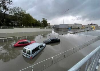 Специализирани екипи на ВМС се включиха в дейностите в помощ на населението при наводненията в Област Бургас