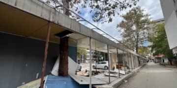 Демонтират останалите бараки по ул. „Д-р Пискюлиев“ във Варна, дървета се оказаха “пленници” на търговията десетки години