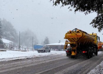 зима, снегорин чисти пътя
