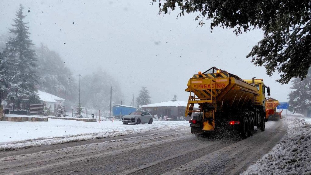 зима, снегорин чисти пътя