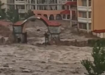 Частично бедствено положение в Бургас! Потоп в “Елените” – Свети Влас, кметът Димитър Николов нареди незабавна евакуация (ВИДЕО/СНИМКИ)