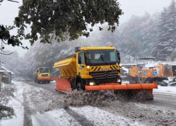 зима, снегорин чисти пътя