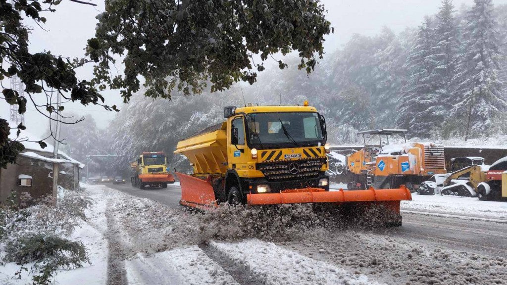 зима, снегорин чисти пътя