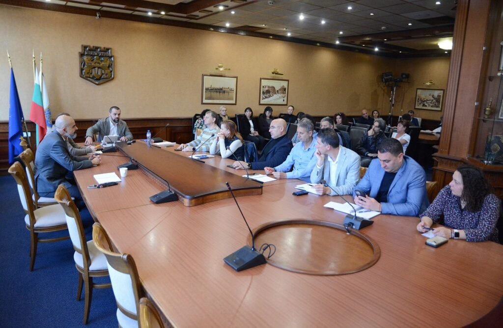 Състоянието на пътната инфраструктура и сметопочистването обсъждаха на оперативката на администрацията във Варна