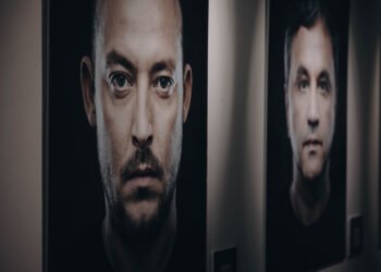 Изложбата “Чуй гласа ми” с портретите и историите на популярни български мъже гостува във Варна