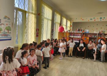 Родители и деца спортуват и рисуват заедно в новата детска градина в село Въглен