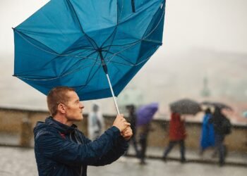 Жълт код за вятър в България на 24 октомври: Дъжд, облаци и застудяване от запад