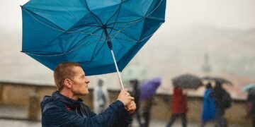 Жълт код за вятър в България на 24 октомври: Дъжд, облаци и застудяване от запад