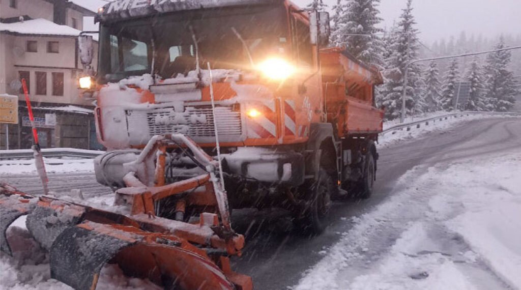 8 снегопочистващи машини обработват настилките по пътищата в област Смолян. Шофирайте внимателно!