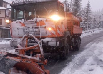 8 снегопочистващи машини обработват настилките по пътищата в област Смолян. Шофирайте внимателно!