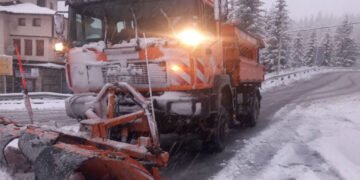 8 снегопочистващи машини обработват настилките по пътищата в област Смолян. Шофирайте внимателно!