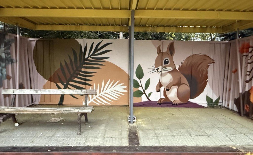 Община Шумен стартира пилотен проект за модернизация на градските спирки – с артистични графити, електронни табла и нови технологии, които ще направят града по-цветен и достъпен.